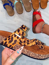 Sandalen mit geflochtener Schnalle
